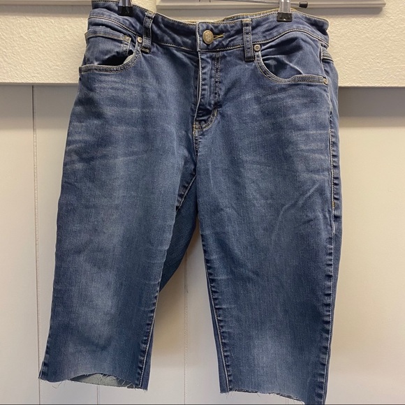 Cabi Cut Off Jean Shorts Size 6 - Picture 1 of 6